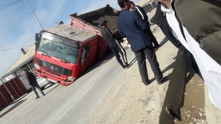 В Туркестане грузовой автомобиль провалился под асфальт