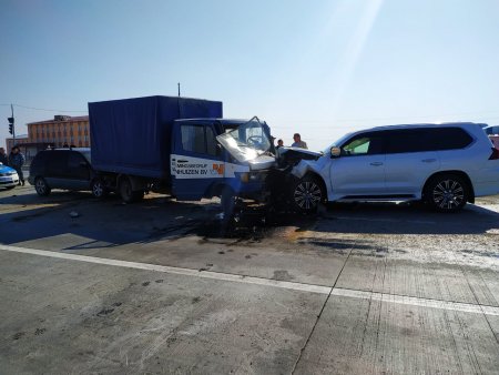 ДТП на автодороге Шымкент - Самара, столкнулись три автомобиля(фото, видео)