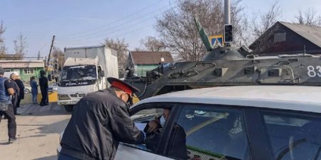 Обещавшего перевезти за деньги через блокпост таксиста задержали в Алматы