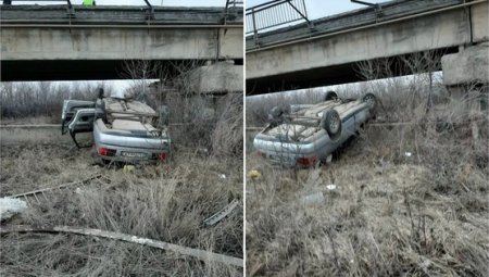 Audi на большой скорости врезался в другое авто и слетел с моста в Уральске