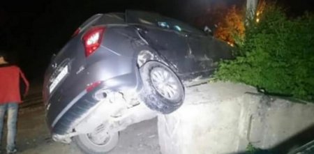 Два автомобиля протаранили блокпосты в Мангистау: есть пострадавшие