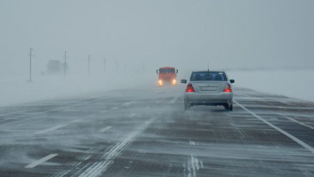 Зима вернулась в некоторые регионы Казахстана. Ряд дорог перекрыт