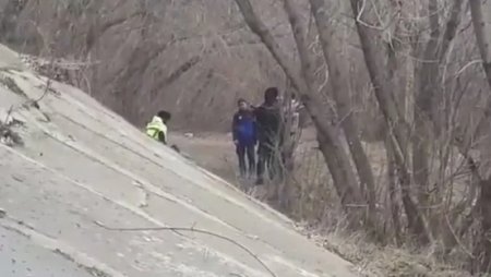 Видео с "избиением отца троих детей полицейскими" распространили в Казнете
