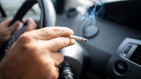 Водителям запретят курить в авто