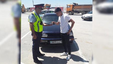 За езду задом наперед  водителя оштрафовали в Туркестане