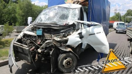 Водитель "Газели" получил открытый перелом обеих ног при столкновении с фурой в Алматы