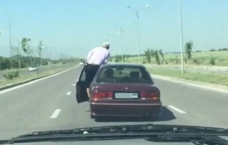 Мужчина проехал стоя в машине в Алматы