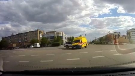 Жесткого столкновения "скорой" с внедорожником попал на видео в Сатпаеве