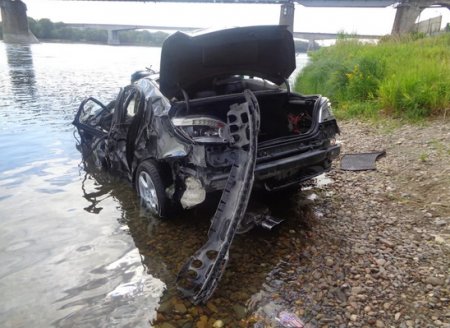 Автомобиль пробил ограждение и упал с моста в реку в Семее: водитель погиб