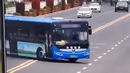 В Китае автобус упал с моста: 21 человек погиб