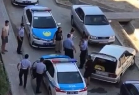 Родные подравшихся подростков пытались "отбить" их у полицейских в Кызылорде