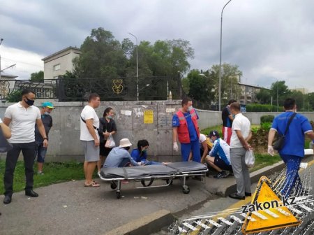 Авто отбросило на пешеходов после ДТП в Алматы: пострадали несколько человек