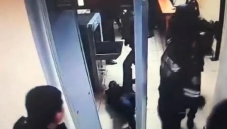 Шестерых полицейских осудили после видео с избиением задержанного в Актобе