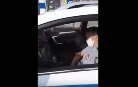 Видео со "спящим" полицейским в Костанае возмутило Казнет