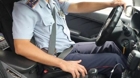 "Спавшего" в машине полицейского уволили в Костанае