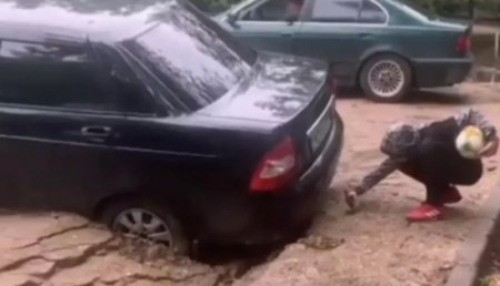 Авто провалилось под землю из-за обильных дождей в Караганде