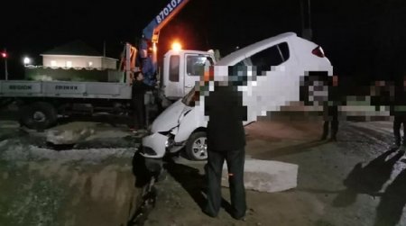 Автомобиль влетел в яму, вырытую коммунальщиками в Павлодаре