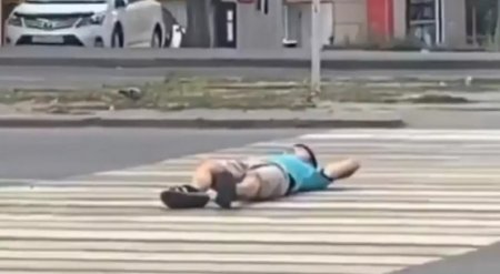 Алматинская полиция ищет "загоравшего" на пешеходном переходе парня