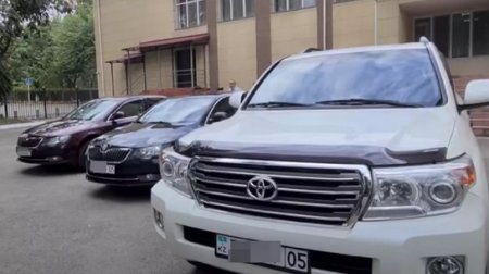 Возле акимата в Талгаре сняли дорогие авто чиновников