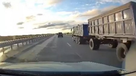 Lexus несшийся по "встречке" сняли на видео на трассе Нур-Султан - Караганда