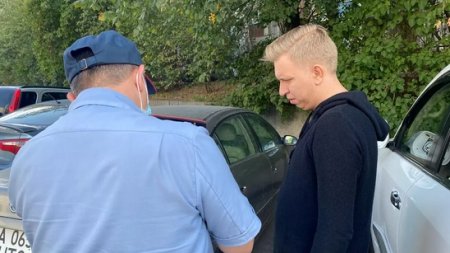У известного блогера украли зеркала с авто в Алматы
