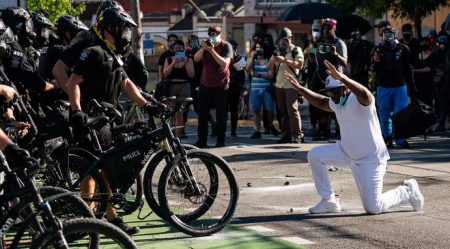 Полицейский в США проехал на велосипеде по голове протестующего
