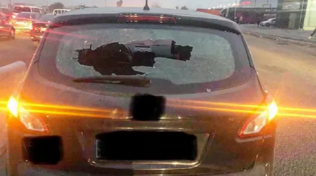 Агрессивная попрошайка разбила женщине окно автомобиля в Алматы