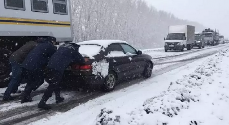 Десятки авто застряли в снежном заносе на трассе в ВКО