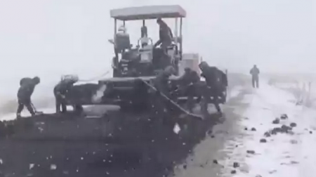 Укладку асфальта в снегопад сняли на видео в Алматинской области