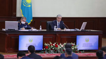 Токаев: Полиция должна доказывать, что охраняет правопорядок не на словах, а на деле