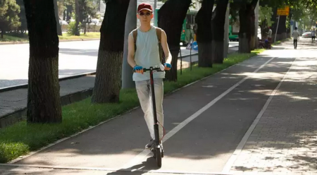 Запретить самокатам ездить по тротуарам и пешеходным дорожкам планируют в Казахстане