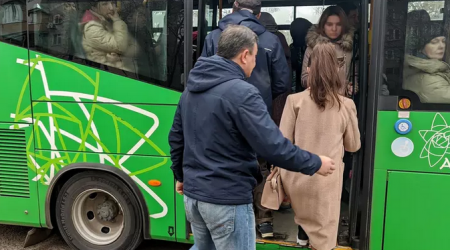 "Нет транспорта": аким Алматы высказался о переполненных автобусах