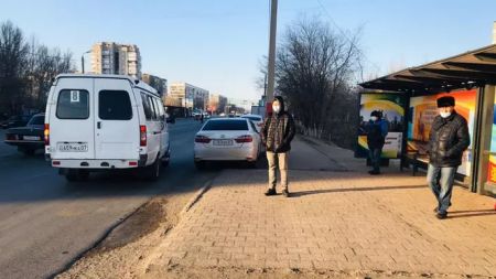 Водитель Toyota сбил людей на остановке в Уральске