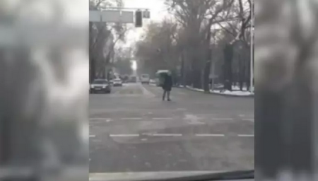 Мужчина "разрулил" пробку в Алматы: его поступок прокомментировали в ДП.
