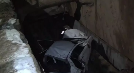 Иномарка влетела в яму в Шымкенте: погиб водитель, пострадал пассажир