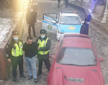 Погоню полиции за угнанным авто сняли на видео в Алматы