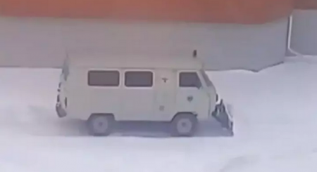 "Страна лайфхакеров": уборка снега машиной скорой помощи рассмешила Казнет