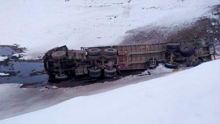 15 тонн серной кислоты вылилось из опрокинувшегося МАЗа под Карагандой
