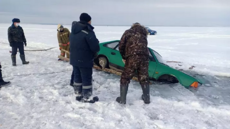 Три автомобиля провалились под лед за сутки в ВКО