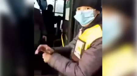 "Повелся на провокацию": контролер автобуса обматерил пассажирку в Алматы