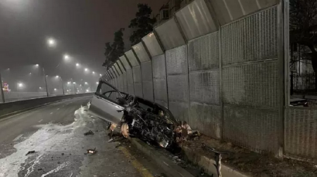 Пьяный алматинец на Toyota Camry 70 врезался в металлический забор