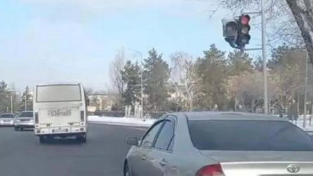 Водитель автобуса проехал перекресток на красный в Талдыкоргане: его наказали