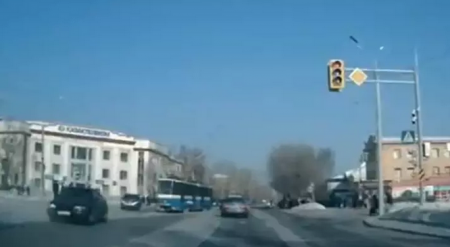 Нарушение полицейского на дороге попало на видео в Усть-Каменогорске