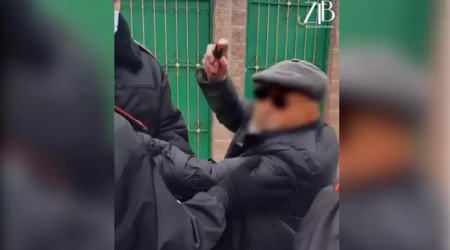 "Что ты мне сделаешь?": пожилой мужчина напал на полицейского в Алматы