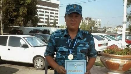 "Жена говорит, что его нет дома": арестованный судом экс-полицейский скрывается в ЗКО