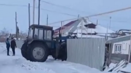 Трактор снес забор частного дома в Житикаре