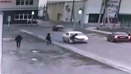 Пешеход-автоподставщик попал на камеры видеонаблюдения в Атырау