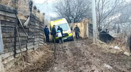Медики шли пешком с аппаратурой: "скорая" застряла в грязи в Алматы