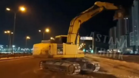 "Танец" экскаватора на дороге засняли на видео в Нур-Султане