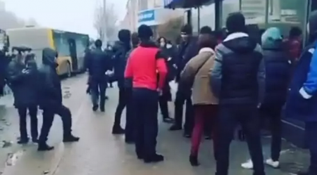 Драка водителей автобусов попала на видео в Караганде